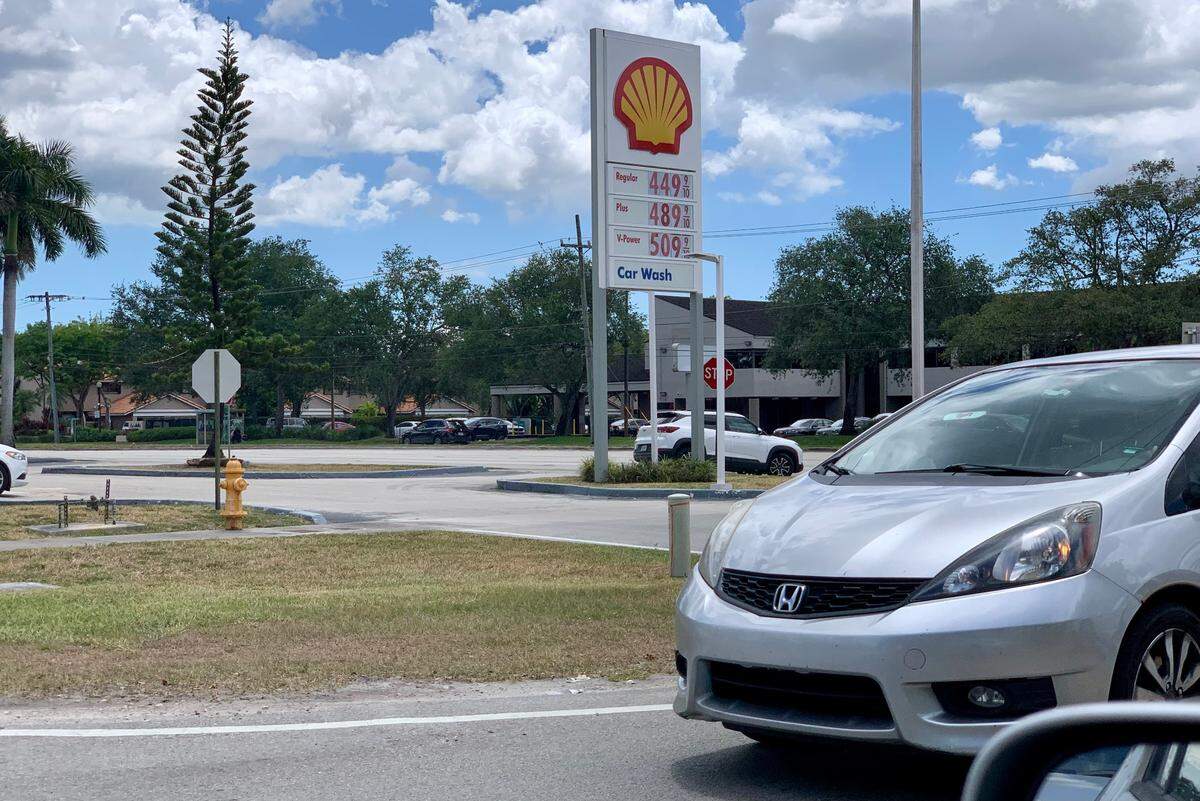 La gasolina regular en esta estación de Shell en Kendall, Miami-Dade, costaba $4.49 el galón el 12 de mayo de 2022.