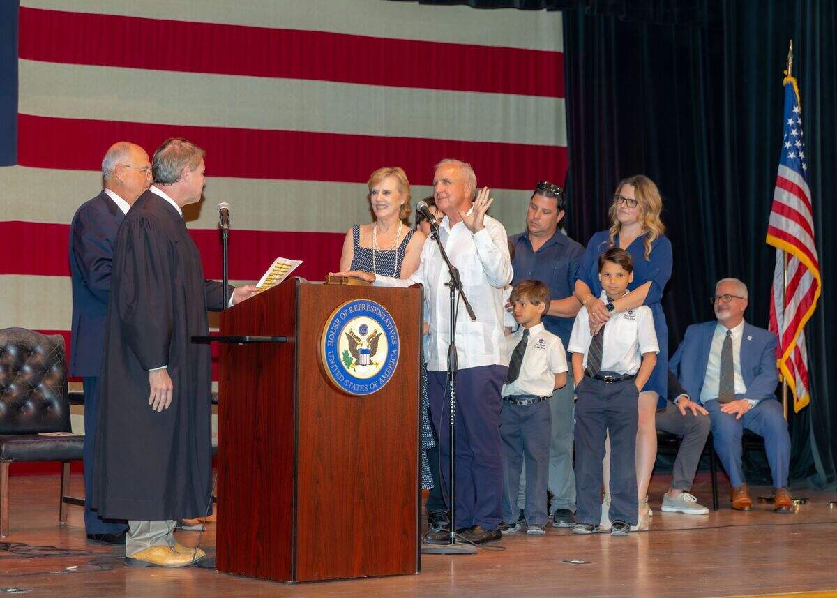 El congresista Carlos Giménez (FL-28) prestó juramento para un segundo mandato en el Congreso el 27 de febrero de 2023, en el histórico Instituto San Carlos en Key West, Florida.