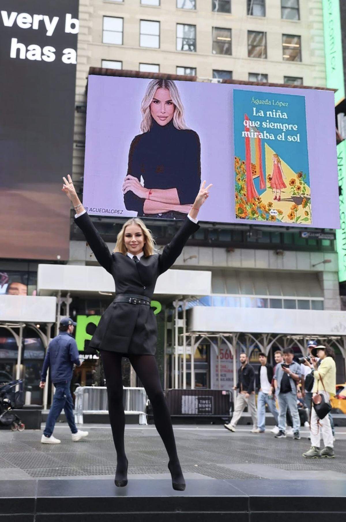 Águeda López enfrente de su pantalla en Times Square