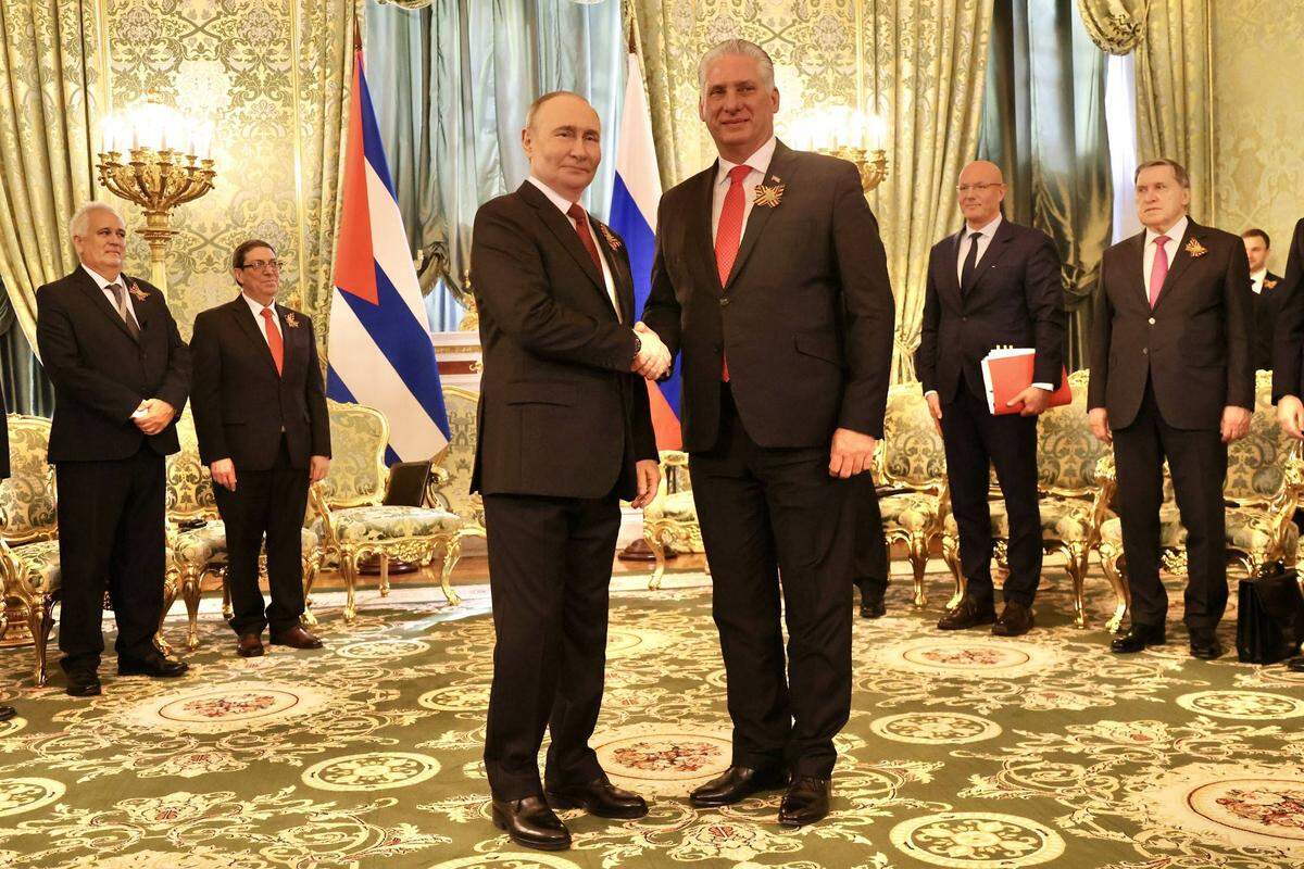 El presidente de Rusia, Vladimir Putin (izquierda), en una reunión con el gobernante cubano Miguel Díaz-Canel, el 9 de mayo en Moscú.