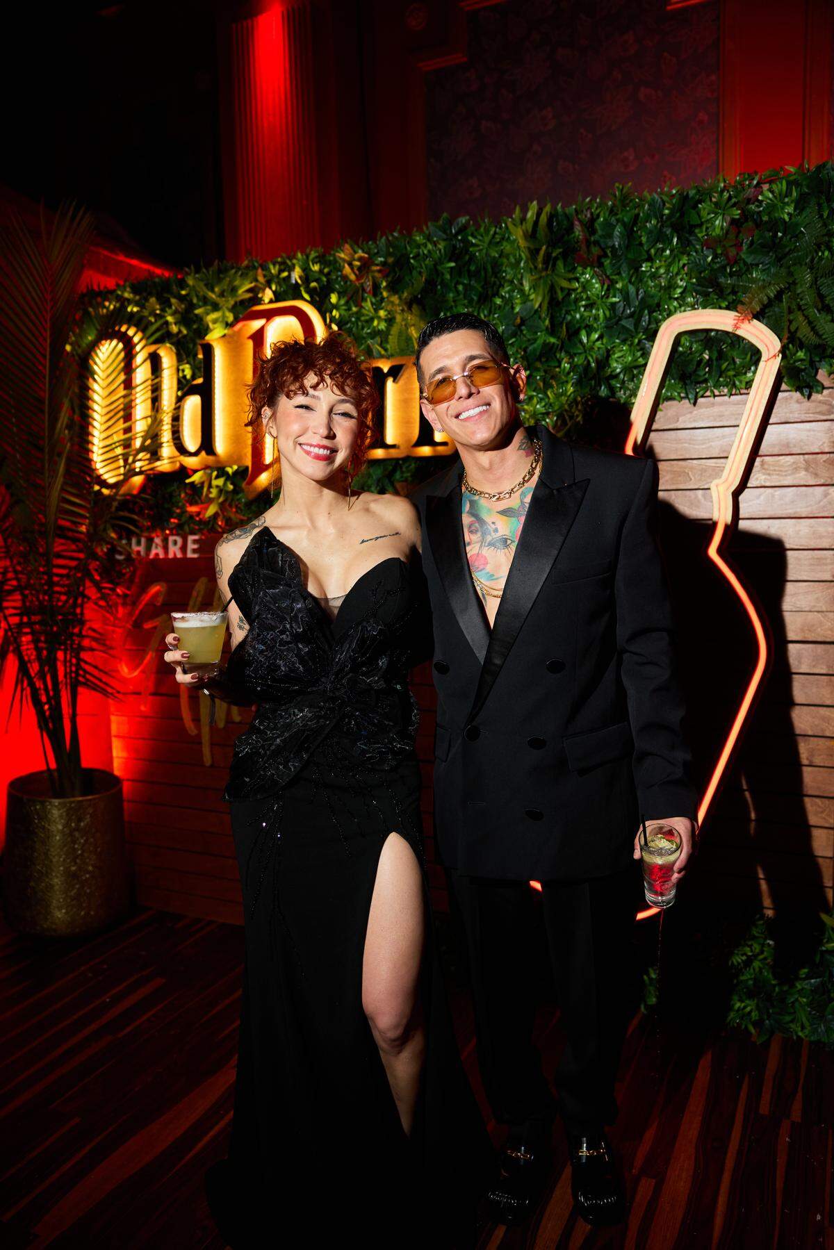 El cantante puertorriqueño Lenny Tavárez y su esposa Natasha Nazario celebrando su Premio La Musa Triunfador 2025 con Whisky Old Parr.