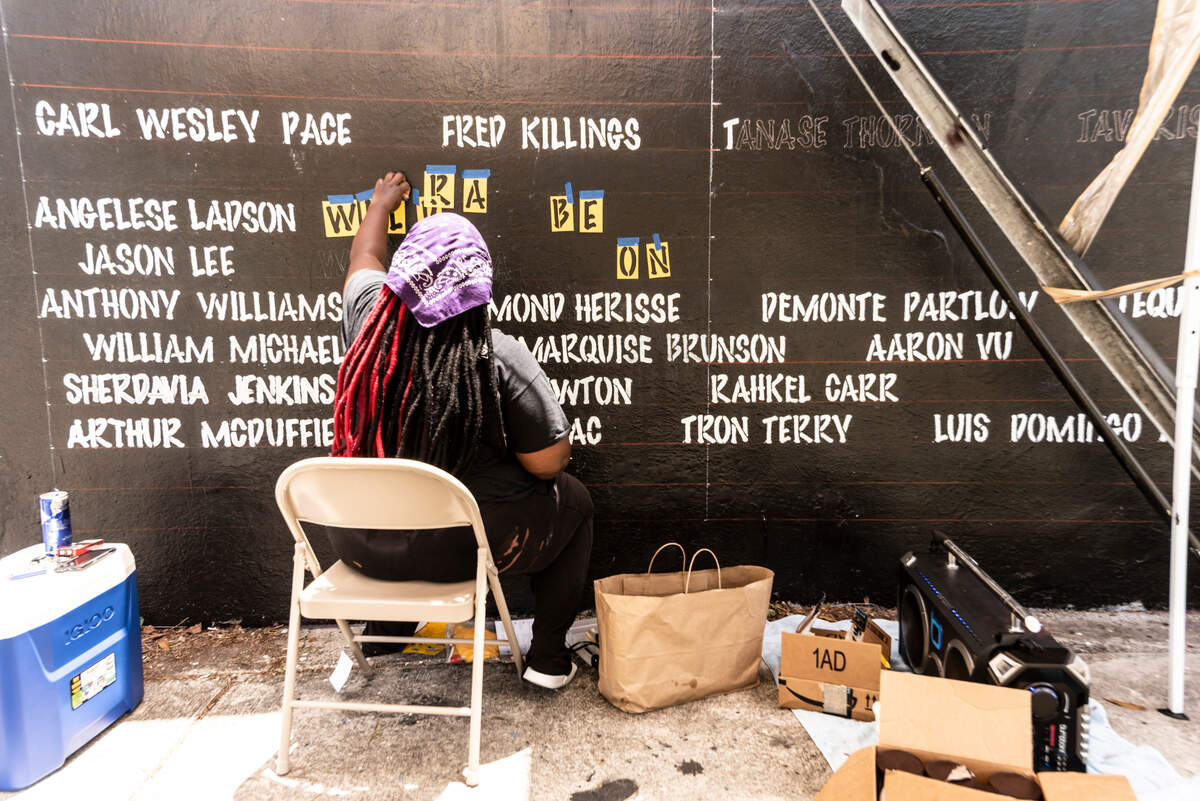La artista VantaBlack trabajando en su proyecto. Un mural de recordación titulado “Say Their Names”, en Bakehouse Art Complex.