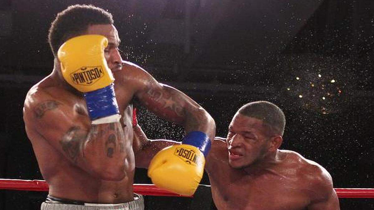 
SULLIVAN BARRERA intercambia golpes con Joell Godfrey en choque celebrado el 14 de diciembre del 2013 en Miami.


