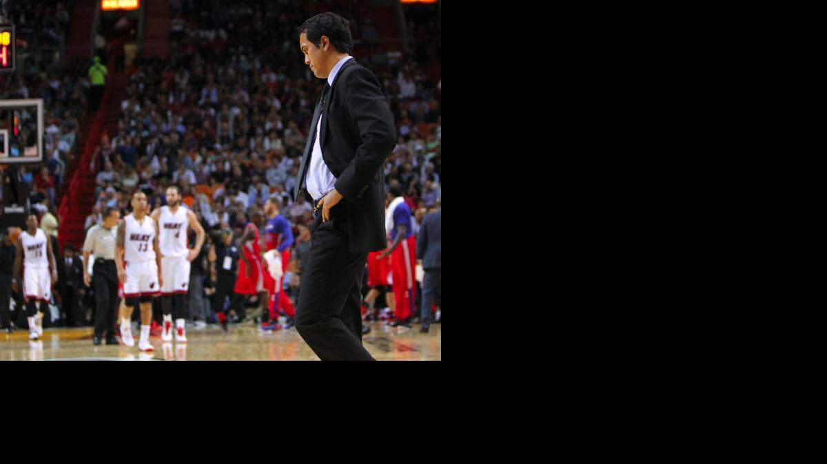 
EL COACH de Miami, Erik Spoelstra, durante un tiempo para buscar soluciones en el juego del jueves contra los Clippers.


