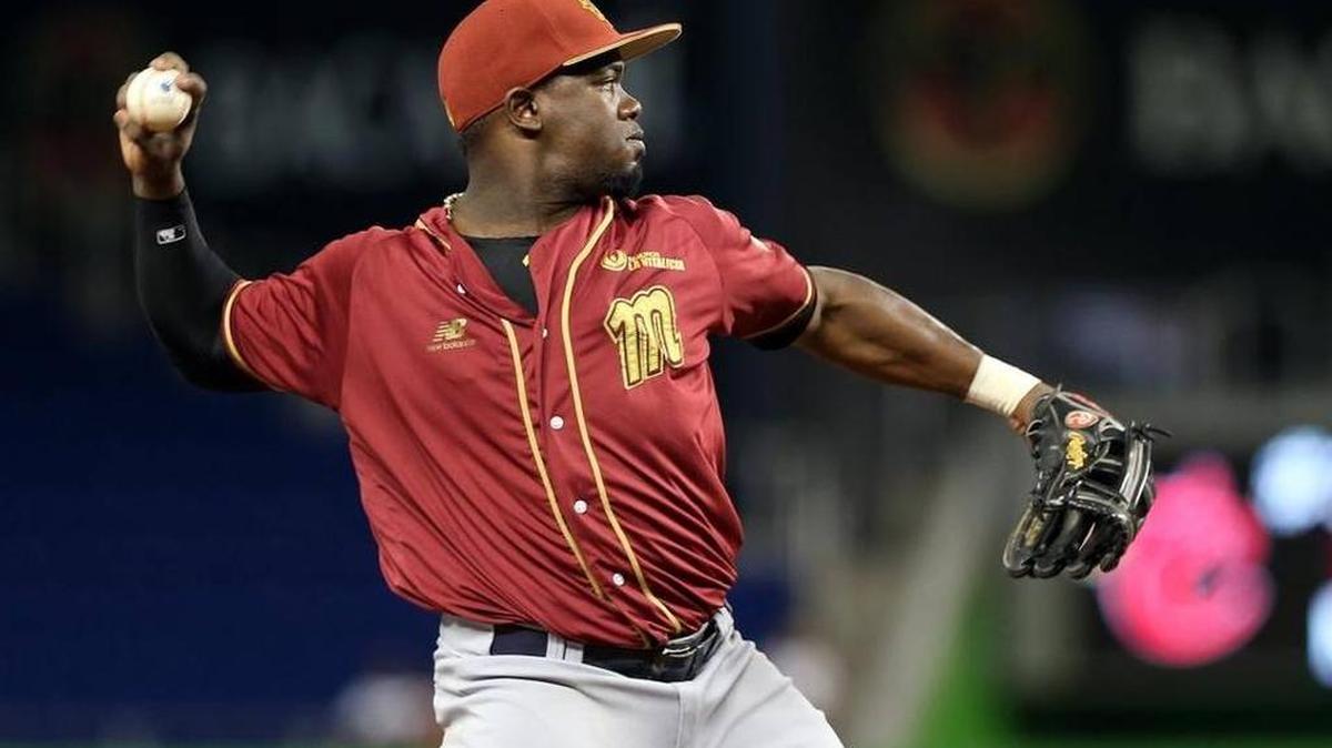 El pelotero cubano Adonis García juega con el Magallanes el 21 de noviembre del 2015 en Miami como parte de la Serie de las Americas.