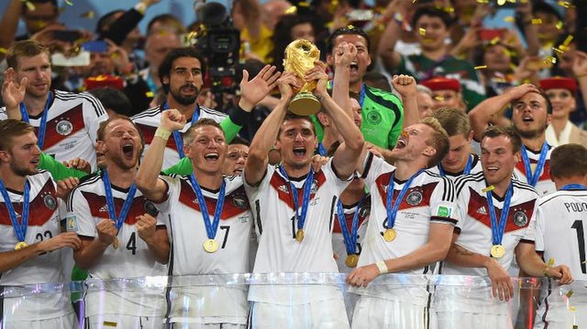 Miroslav Klose levanta el trofeo de campeón de la Copa del Mundo de fútbol que obtuvo Alemania tras vencer 1-0 a Alemania en la final del torneo que se celebró el 13 de julio del 2014 en el estadio Maracaná, en Río de Janeiro, Brasil. 