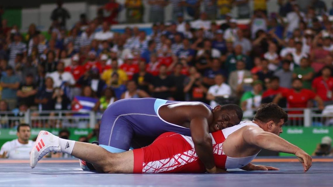 EL CUBANO Mijaín López derrotó al turco Riza Kayaalp en la categoría de los 130 kilógramos para sumar su tercer título olímpico consecutivo, el 15 de agosto de 2016 en Río de Janeiro, Brasil.