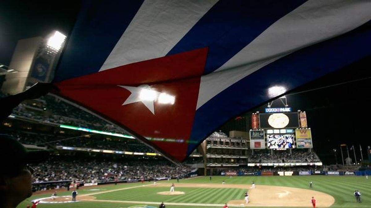 <cutline_leadin>Un fanático</cutline_leadin> ondea una bandera cubana en el juego final del primer Clásico Mundial de Béisbol, disputado entre Cuba y Japón en el Petco Park de San Diego, California, en marzo del 2006.<252><137>SAN DIEGO - MARCH 20: A fan waves a Cuban flag during action at the Final game of the World Baseball Classic between Team Cuba and Team Japan at Petco Park on March 20, 2006 in San Diego, California. (Photo by Donald Miralle/Getty Images)<137><137><252><137>