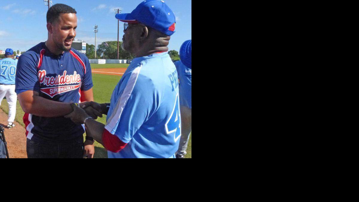 
Jose Abreu, a la izquierda, saluda a la leyenda del beisbol cubano Agustín Marquetti en FIU el pasado 18 de enero.

