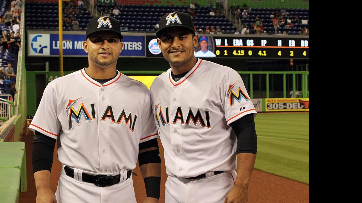 
Los hermanos Jonathan y Donovan Solano antes del comienzo del juego de los Marlins contra los Mets de Nueva York, en el Marlins Park de La Pequeña Habana el pasado 28 de abril.



