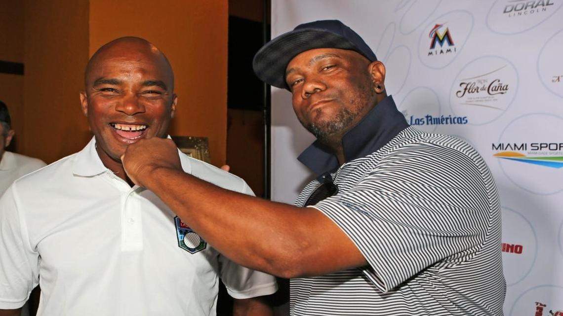 ORLANDO “EL DUQUE’’ Hernández (i) bromea con su hermano Liván Hernández en la conferencia de prensa para anunciar Con el Golf en la Sangre, este miércoles 11 de noviembre.