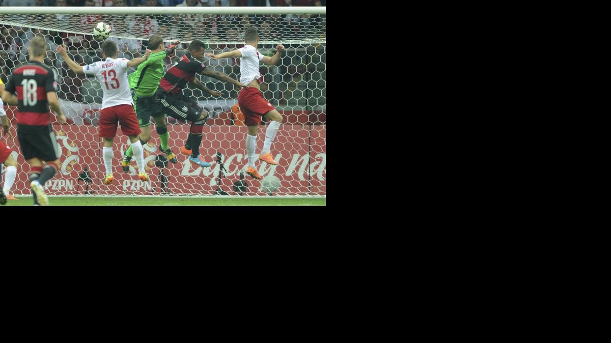 
 Arkadiusz Milik (der.) anota el primer gol de Polonia en el triunfo ante Alemania.


