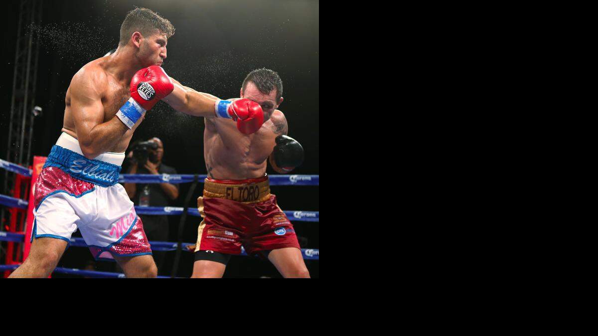 
Ahmed Elbiali (izq.) en un combate contra Michael Stafford, patrocinado por ESPN el pasado 26 de marzo en el Hialeah Park.


