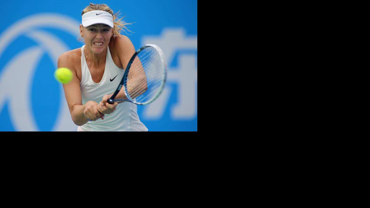 
 La Rusa Maria Sharapova devuelve la bola a la suiza Timea Bacsinszky.


