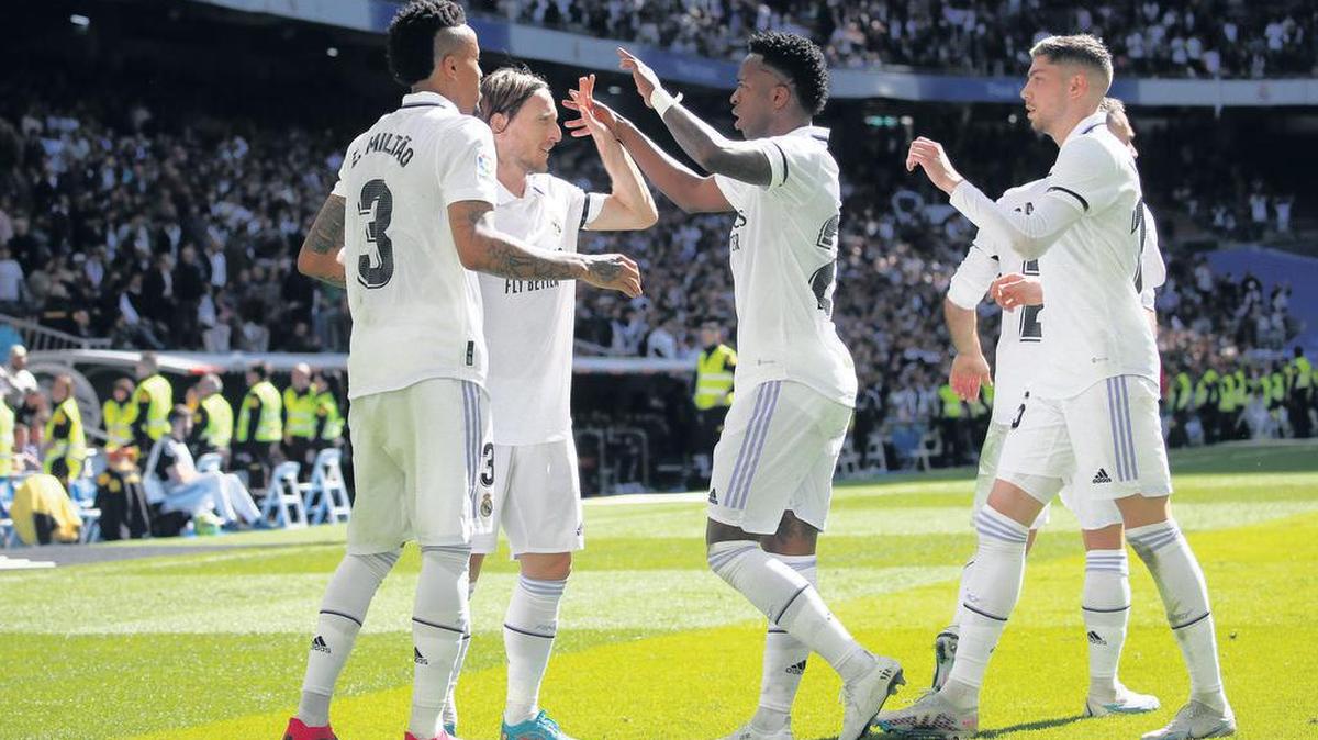 Jugadores del Real Madrid celebran uno de sus tres goles en el triunfo de este sábado 11 de marzo de 2023 ante el Espanyol en el Estadio Santiago Bernabéu, en Madrid, España.