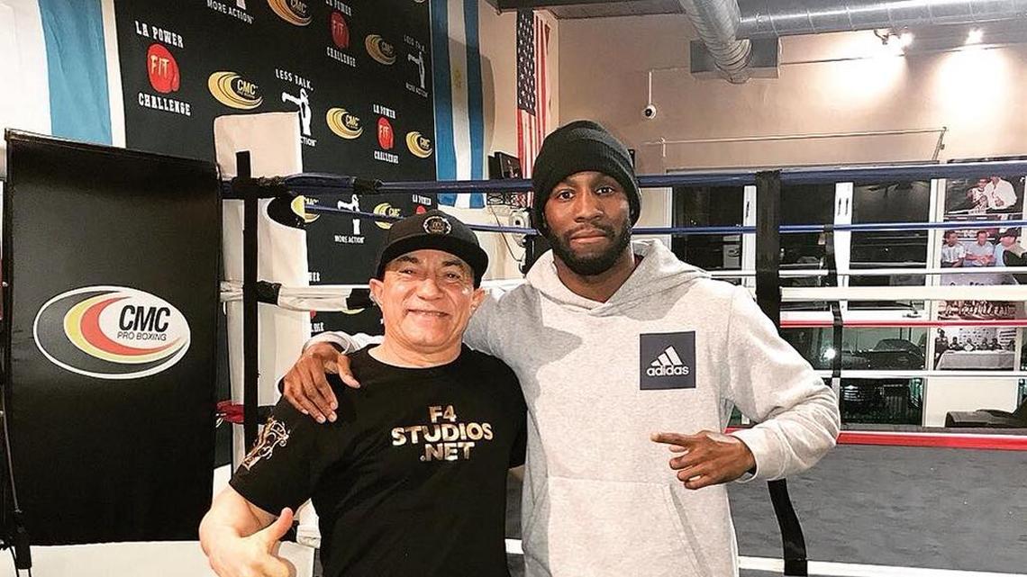 YORDENIS UGAS junto al profesor Ismael Salas, quien lo ha llevado por el camino del triunfo.