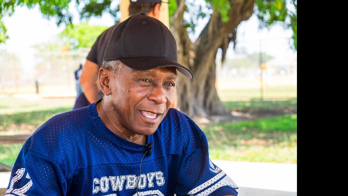 
Félix Isasi, el extraordinario pelotero de Matanzas de los años 60 y 70, que hizo un arte de la jugada de la bola escondida. Isasi se encuentra en Miami y comparte sus memorias con el Nuevo Heradl.
