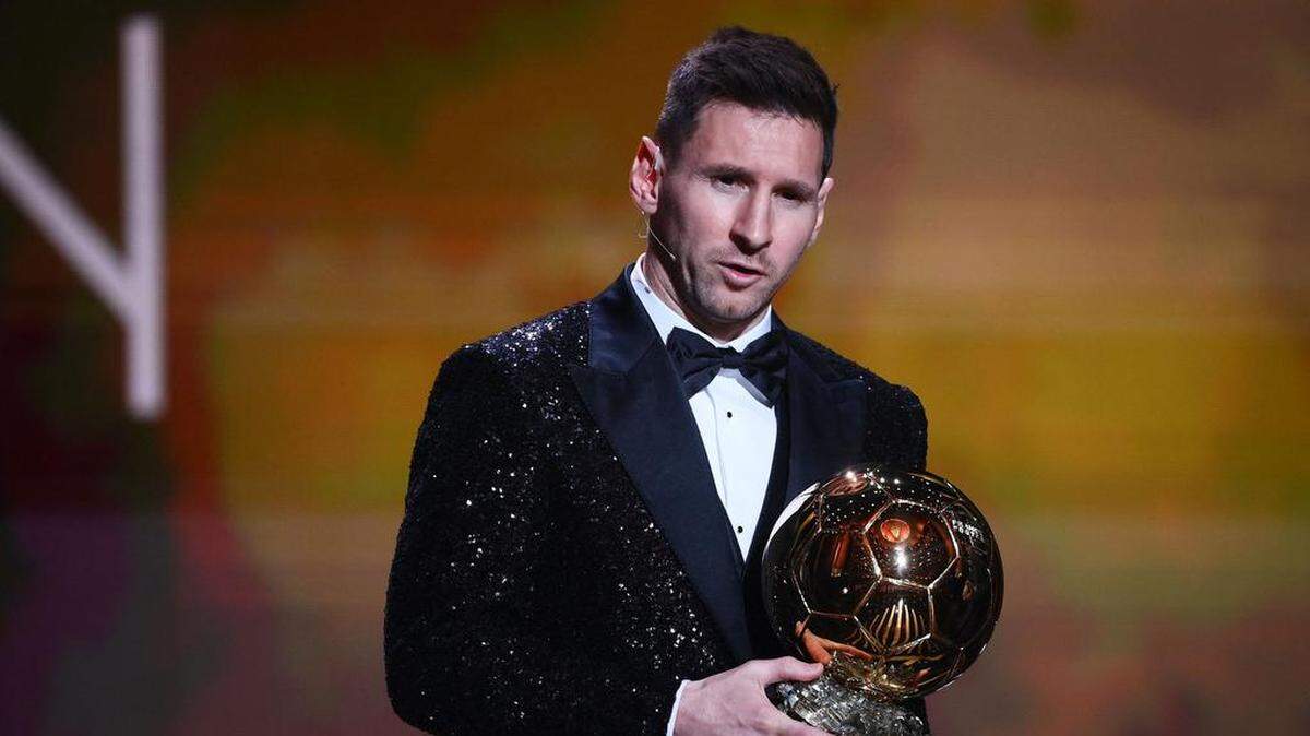 El delantero argentino del Paris Saint-Germain, Lionel Messi, posa tras recibir el Balón de Oro durante la ceremonia de entrega del Balón de Oro de Francia 2021 en el Theater du Chatelet de París el 29 de noviembre de 2021.