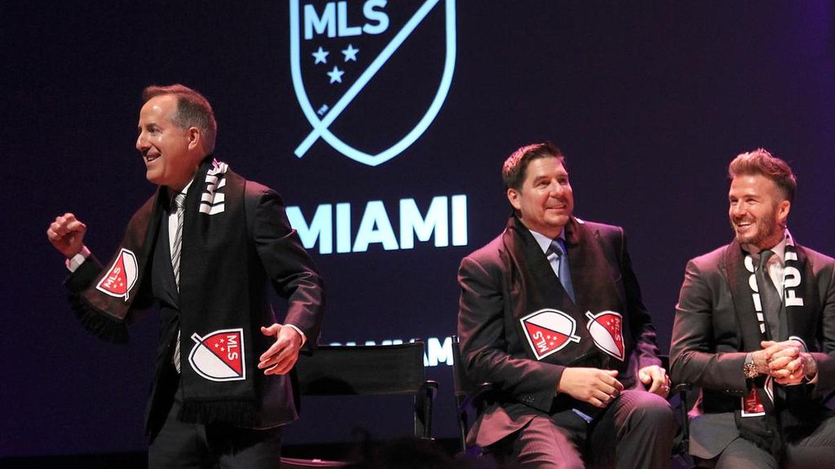 Jorge Mas (izq.) habla a los presentes en el lanzamiento del equipo de Miami de MLS, en presencia de sus socios Marcelo Claure y David Beckham (der.) el 29 de enero en el Adrienne Arsht Center.