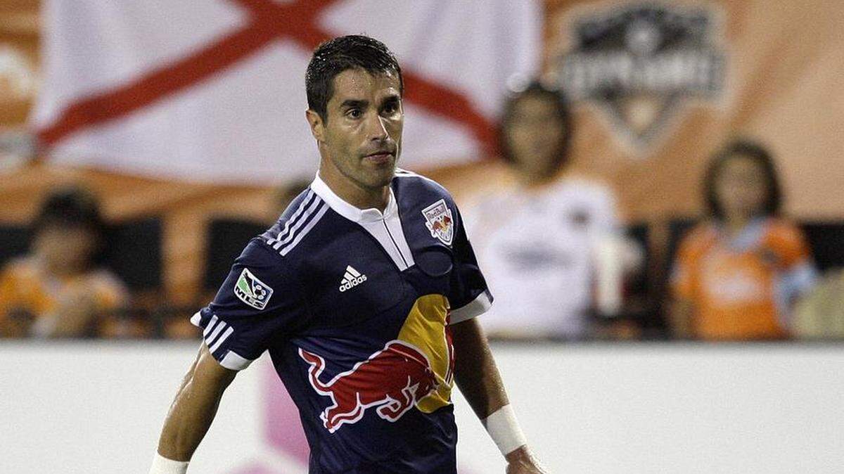 Juan Pablo Angel lleva la pelota por los New York Red Bulls en un partido contra Houston Dynamo, el 31 de julio de 2010.