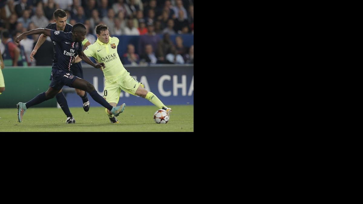 
El astro argentino del Barcelona Lionel Messi (der.) conduce el balón ante la marca del volante del PSG Blaise Matuidi, el 30 de septiembre en París.


