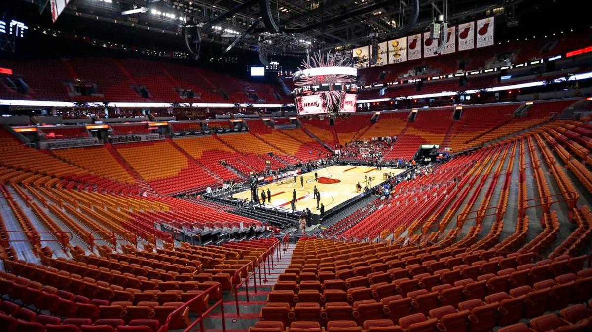 Una vista de un AmericanAirlines Arena vacío antes de un juego entre el Miami Heat y los Charlotte Hornets el 11 de marzo, el último día de acción de la liga antes de que el partido fuera suspendido debido al COVID-19. 
