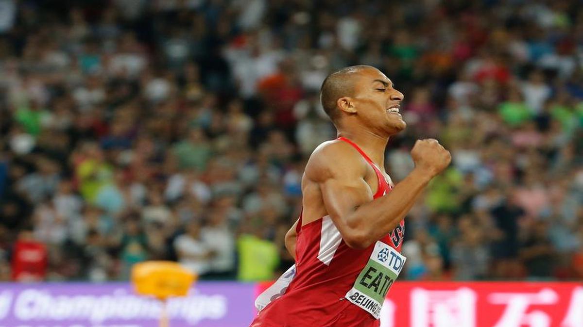 
EL ESTADOUNIDENSE Ashton Eaton compite en 1500 metros en camino a su triunfo en decatlón.
