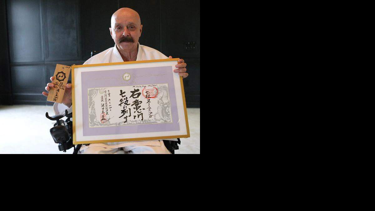 <cutline_leadin>El maestro</cutline_leadin> Félix Puga muestra en su casa de Miami la acreditación que recibió hace un par de semanas en Japón, cuando le fue otorgado el Séptimo Dan, el más alto en el estilo Joshinmon.