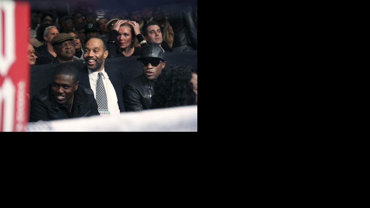 
AL HAYMON (c) rodeado del estelar Floyd Mayweather (d) y Andre Berto en una cartelera en Cincinnati el 26 de noviembre del 2011.


