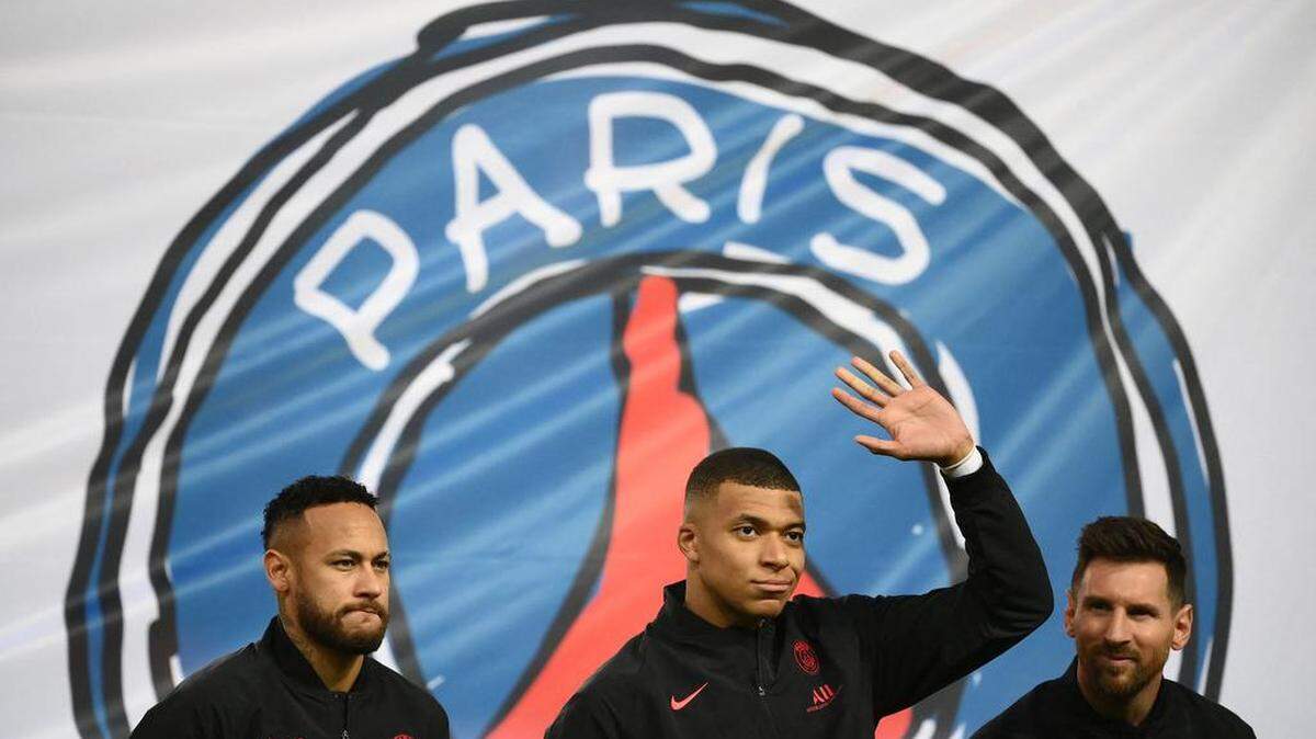 Neymar, Kylian Mbappé y Lionel Messi se paran antes del partido de fútbol francés L1 entre Paris-Saint Germain (PSG) y FC Nantes en el estadio Parc des Princes en París el 20 de noviembre de 2021.