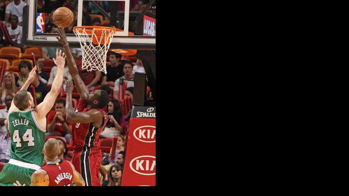 
LUOL DENG bloquea el disparo del jugador de los Celtics, Tyler Zeller, en el segundo cuarto.



