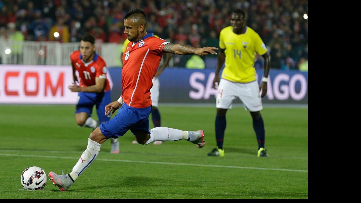 
Arturo Vidal se dispone a ejecutar un penal para anotar el primer gol de la Copa América 2015 y, de paso, abrir el camino de la victoria 2-0 de Chile sobre Ecuador, la noche del jueves en el Estadio Nacional en Santiago.
