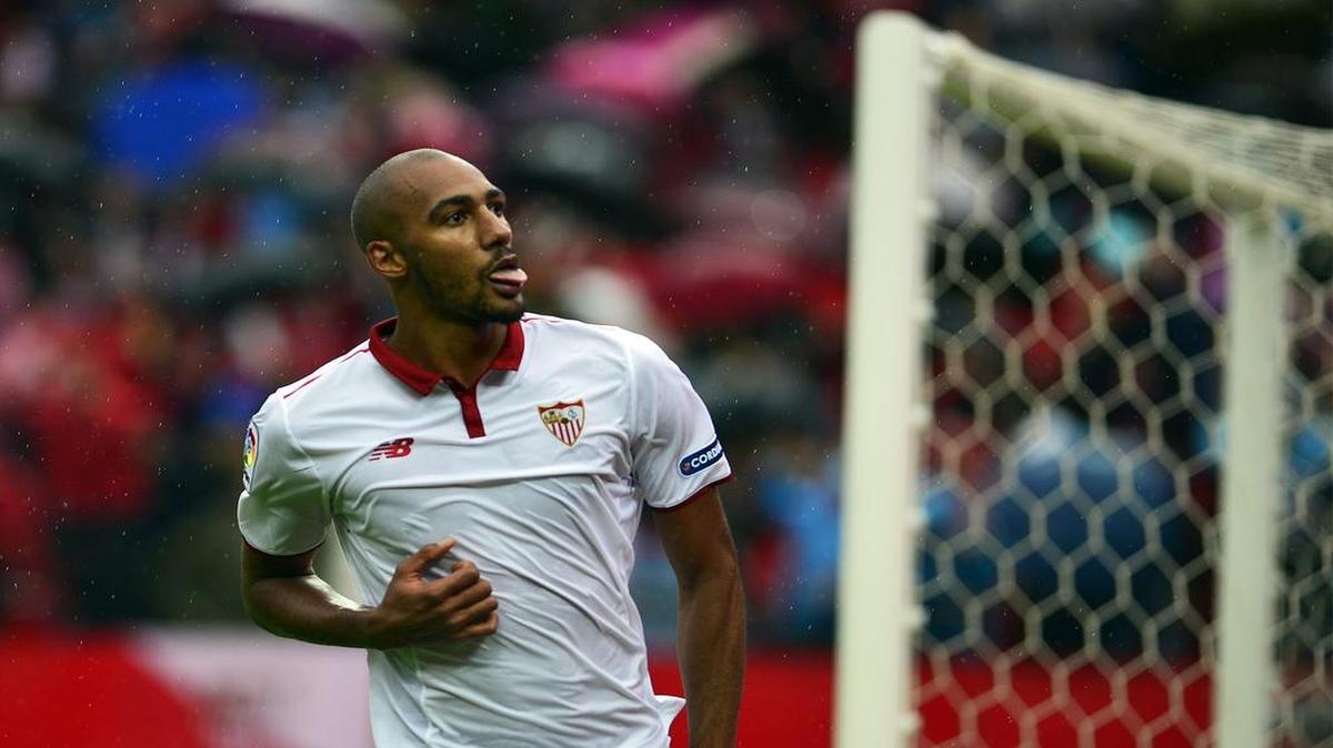 El mediocampista del Sevilla Steven N'Zonzi celebra tras marcar el gol que le dio el triufo a su equipo ante el Atlético de Madrid. el 23 de octubre del 2016 en Sevilla, España.