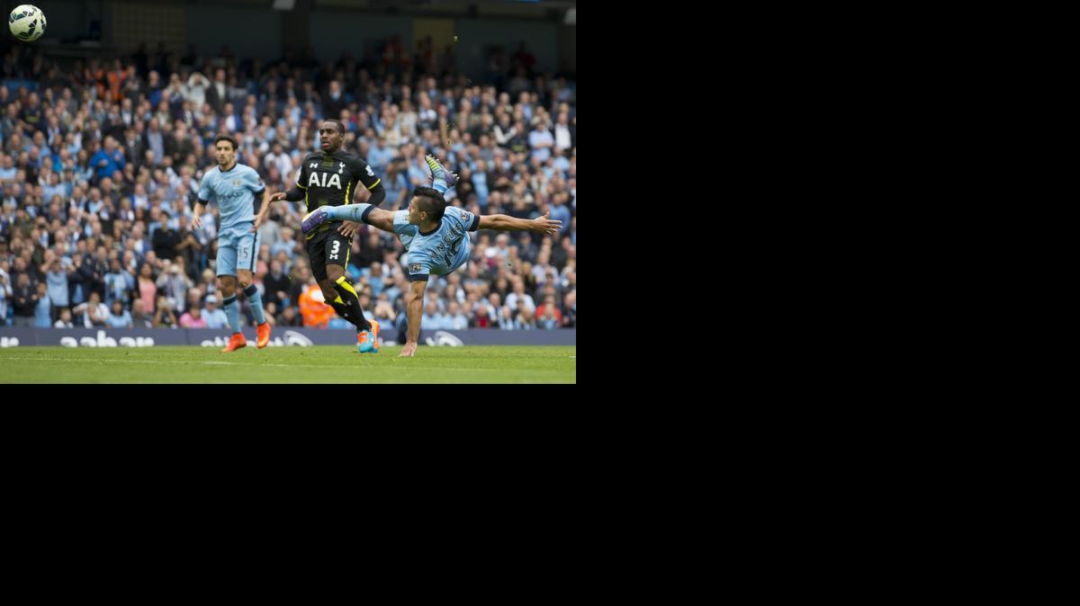 
El delantero del Manchester City Sergio Agüero remata de media volea y anorta uno de sus cuatro goles ante el Tottenham.



