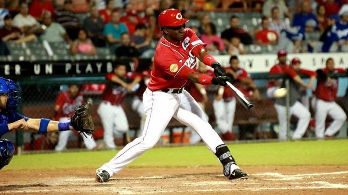 RUSNEY CASTILLO viste el uniforme de Caguas en la Serie del Caribe.