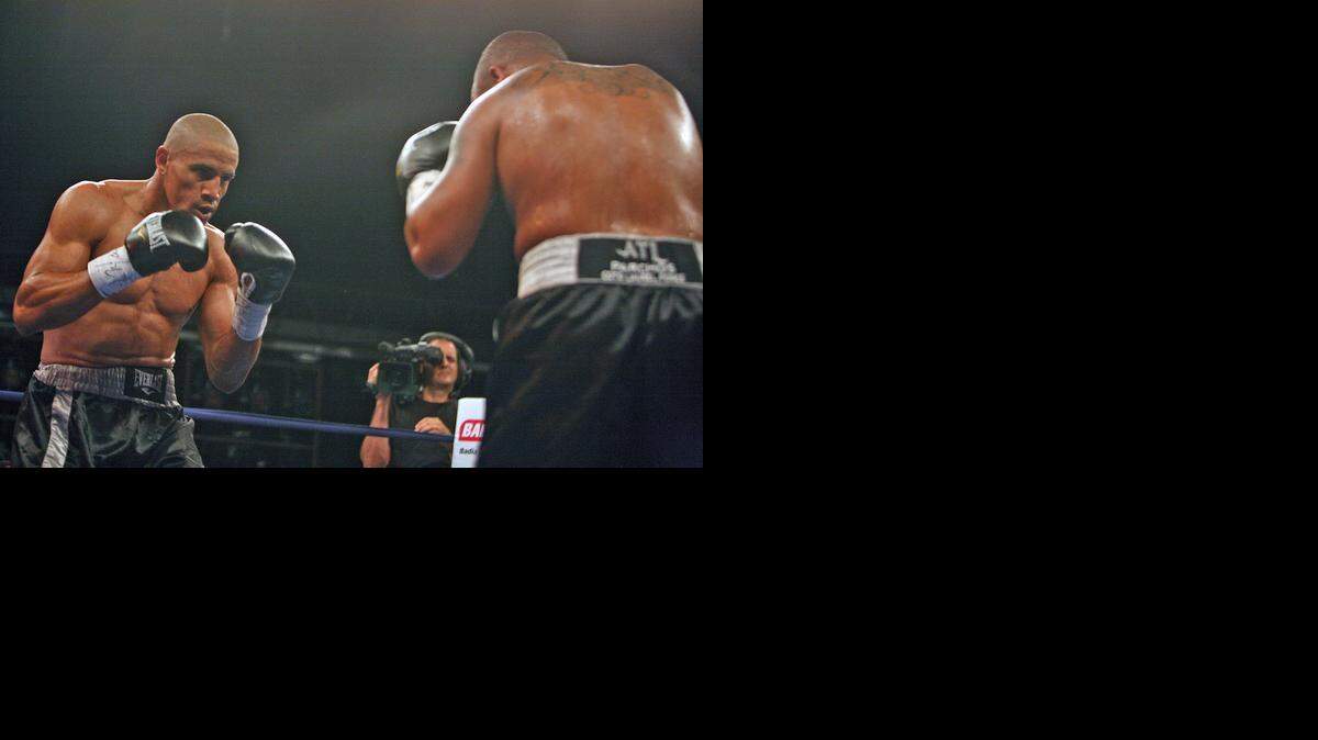 
HUMBERO SAVIGNE contra Frankie Santos durante la velada de boxeo del Miami Dade auditorium en Miami el dia Viernes 24 de Junio de 2011.
