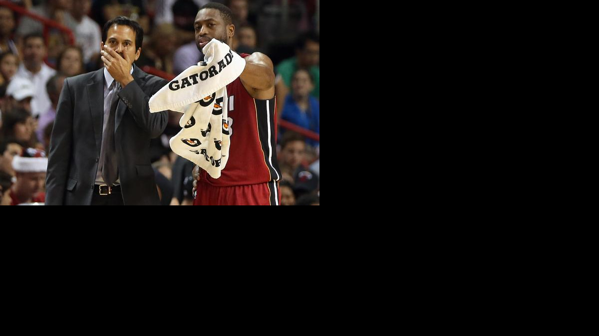 
EL COACH Erik Spoesltra conversa con Dwyane Wade en la derrota del martes ante los Sixers.
