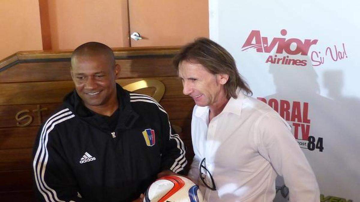 
Noel Sanvicente (izq.) y Ricardo Gareca, entrenadores de Venezuela y Perú, respectivamente, el lunes en el Don Shula Hotel and Golf Club, en Miami.
