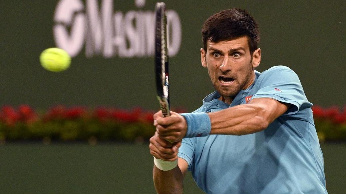 El serbio Novak Djokovic retorna una bola contra Kyle Edmund, de Gran Bretaña, en el Indian Wells Tennis Garden, el 12 de marzo del 2017 en Indian Wells, California.