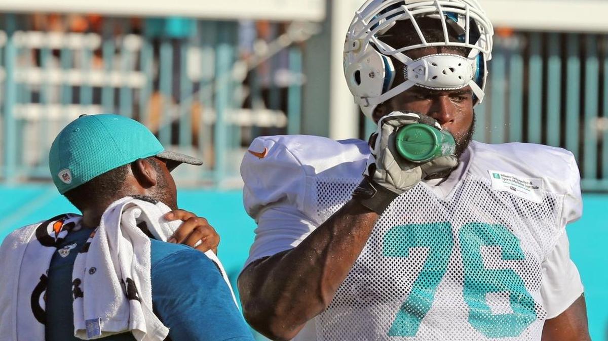 Branden Albert se hidrata durante una práctica de los Dolphins en agosto pasado en Davie.