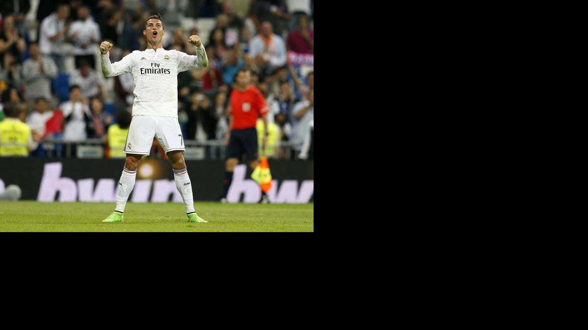 
 El delantero portugués del Real Madrid Cristiano Ronaldo celebra su cuarto gol ante el Elche, quinto para el equipo, durante el partido correspondiente a la quinta jornada de Liga que el conjunto blanco disputa ante el Elche esta noche en el estadio Santiago Bernabéu. 
