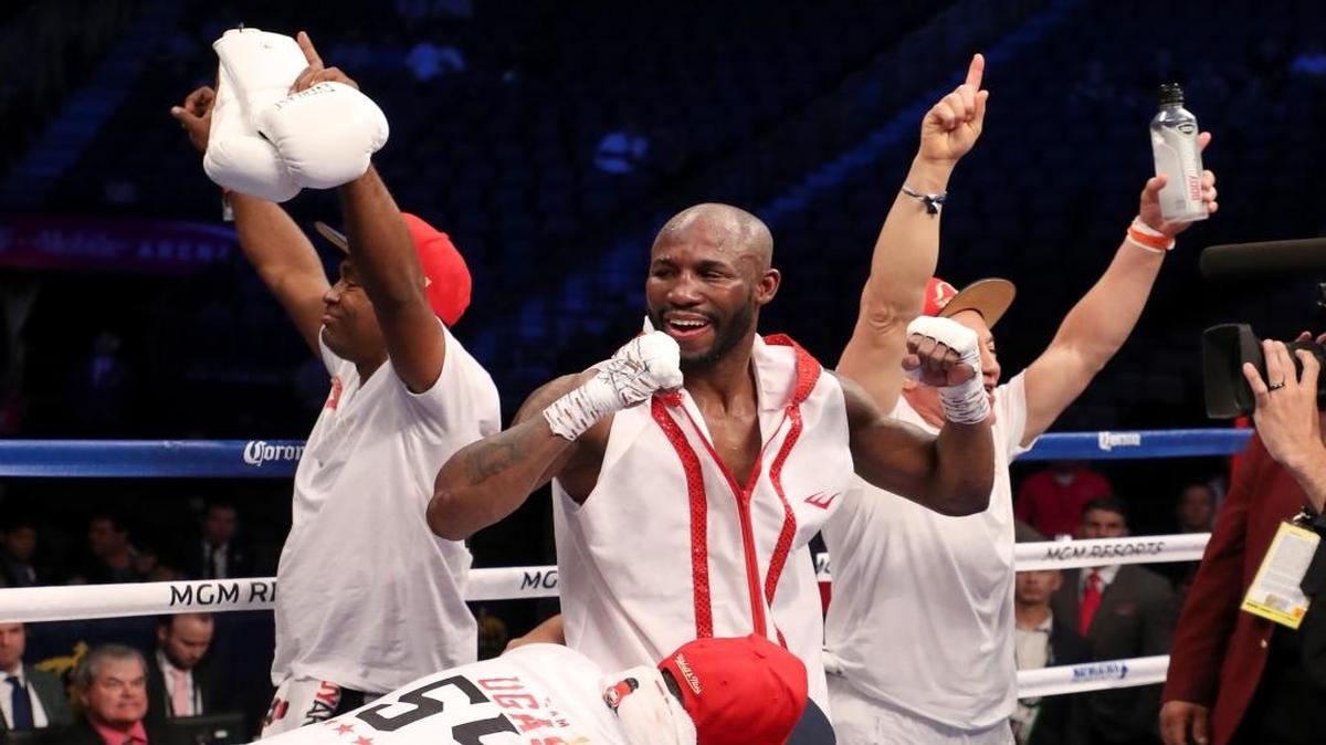 Yordenis Ugás celebra su victoria por decisión unánime sobre Thomas Dulorme en los peso welter como parte del programa que tiene como choque estelar Floyd Mayweather Jr. contra Conor McGregor, la noche del sábado 26 de agosto del 2017 en el T-Mobile Arena en Las Vegas, Nevada.