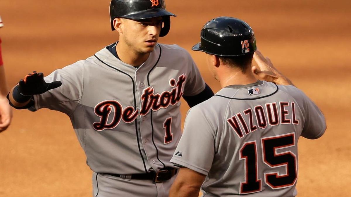 
JOSE IGLESIAS es felicitado por el coah de primera base, Omar Vizquel, tras impulsar una carrera el 16 de mayo en San Luis.
