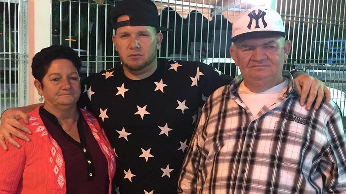MISAEL SIVERIO (c) junto a sus padres en Venezuela.