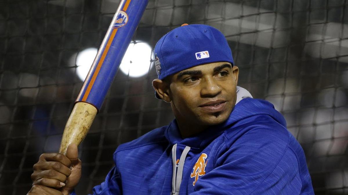 Yoenis Céspedes firmó un nuevo contrato por tres años y $75 millones con los Mets de Nueva York en el receso de la temporada. El cubano cuenta con una cláusula que le permitirá salirse del contrato tras esta campaña.