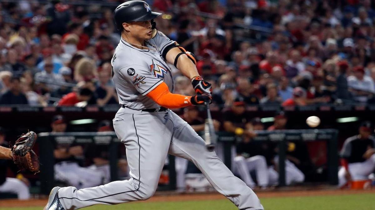 Giancarlo Stanton, de los Marlins, conecta un jonrón solitario contra los Diamondbacks en el cuarto episodio la noche del sábado 23 de septiembre del 2017, en Phoenix, Arizona.