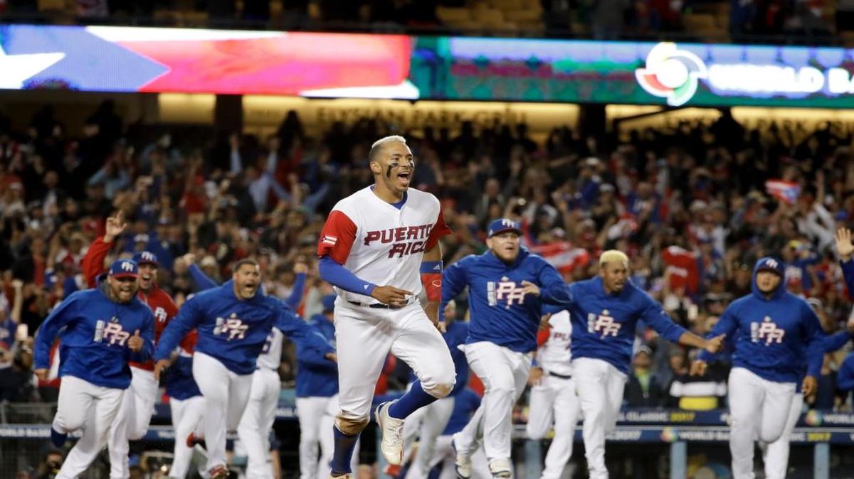 CARLOS CORREA celebra el triunfo de Puerto Rico tras anotar la carrera decisiva ante Holanda en la semifinal del Clásico Mundial, el 20 de marzo del 2017.
