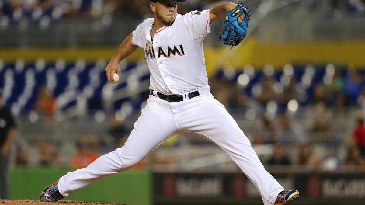 
José Fernández, de los Marlins, lanza en el segundo inning del juego contra los Bravos de Atlanta, el viernes 25 de septiembre del 2015, at Marlins Park en Miami.
