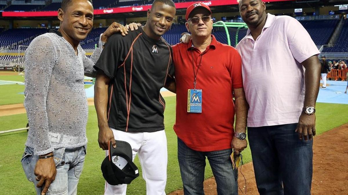 
ADEINY HECHAVARRIA, de los Marlins, junto a Luis Ulacia (i), Osvaldo Perez -presidente de El Reencuentro- y Pedro Luis Lazo (d) el 11 de septiembre en Miami.
