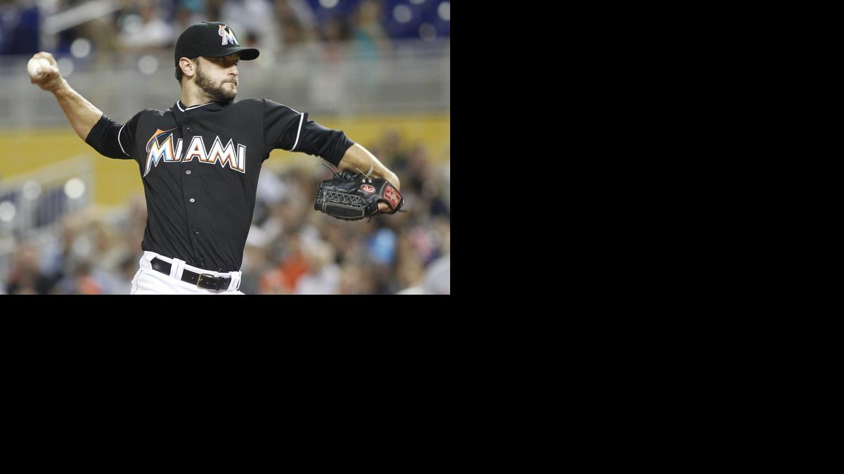 
Jarred Cosart, de los Marlins, lanza contra los Nacionales de Washington en el primer inning, la noche del sábado en Miami.
